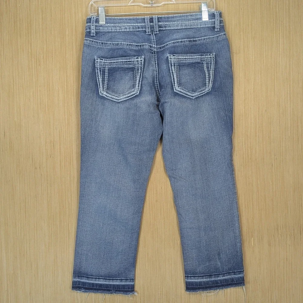 Maurices Jeans Womens 1/2 Blue Denim‎ Low Rise Y2K Cropped Frayed Hem